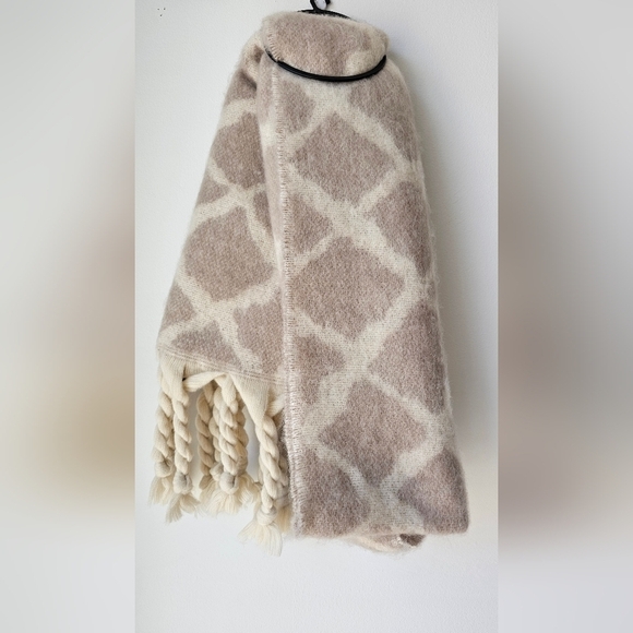 Kit Accessories Accessories - KIT Accessories Beige and Cream Geometric Scarf with Fringes 17×75"